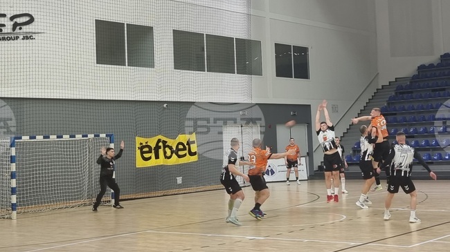 Спартак Варна изненада победителя от редовния сезон Шумен 61 в първия полуфинал от първенството на България по хандбал за мъже