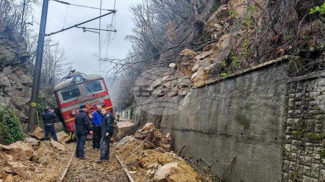 Влак дерайлира край Трявна заради свлачище, четирима пътници пострадаха леко
