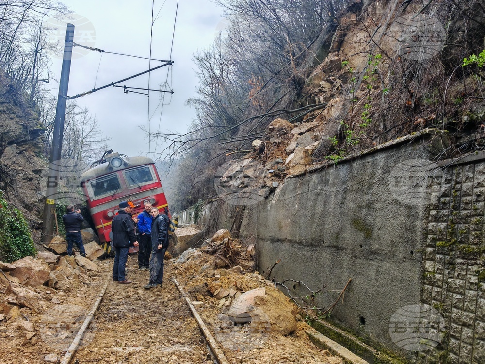 Възстановено е движението на влаковете в междугарието Царева Ливада – Трявна, съобщи „Национална компания железопътна инфраструктура“