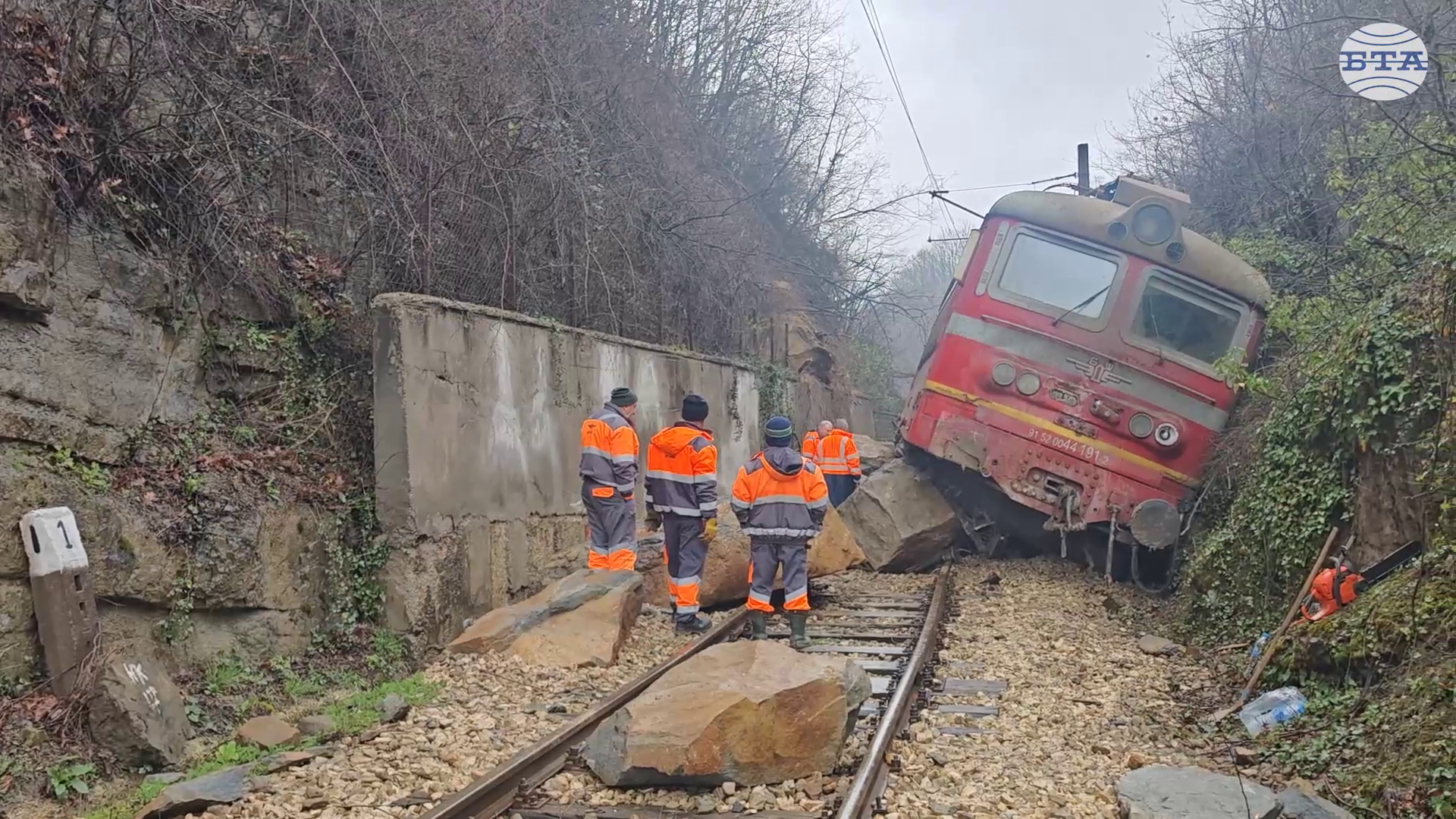 Влак е дерайлирал в междугарието Царева ливада – Трявна, трима пътници са пострадали