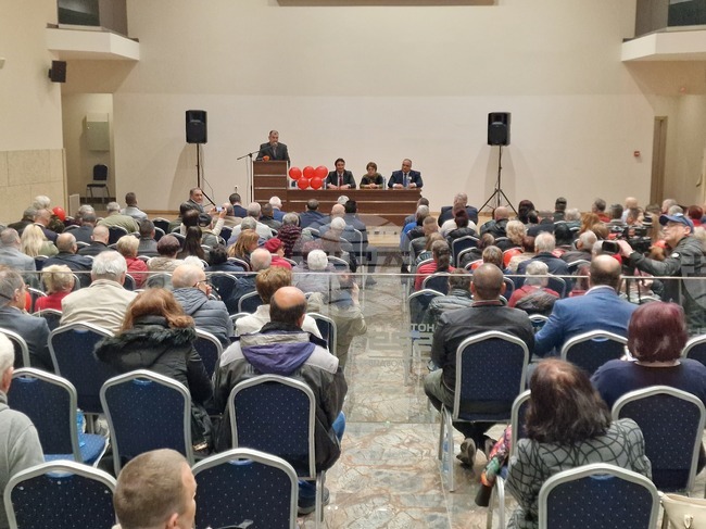 Председателят на БСП Крум Зарков и водачи на листите за народни представители на коалицията се срещнаха със симпатизанти в Пловдив