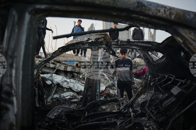 Четирима души, сред които журналист на "Ал Джазира", бяха убити при израелски удари в ивицата Газа, съобщиха палестинските власти