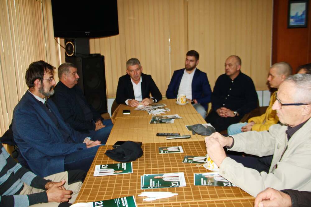 Водачът на листата на „Прогресивна България“ в Разград д-р Маломир Власов се срещна с представители на спортни клубове 