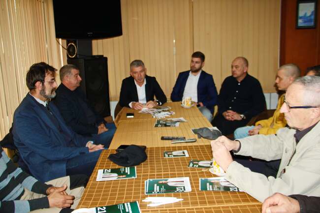 Водачът на листата на „Прогресивна България“ в Разград д-р Маломир Власов се срещна с представители на спортни клубове 
