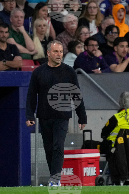 Треньорът на Барселона Ханзи Флик се оплака на делегата на УЕФА относно качеството на терена преди мача срещу Атлетико Мадрид 