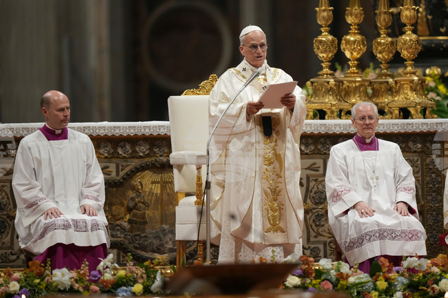 Във великденската си литургия папата призова хората по света да работят за мир