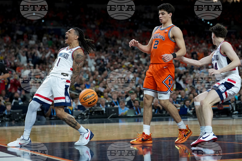 APTOPIX NCAA Illinois UConn Basketball