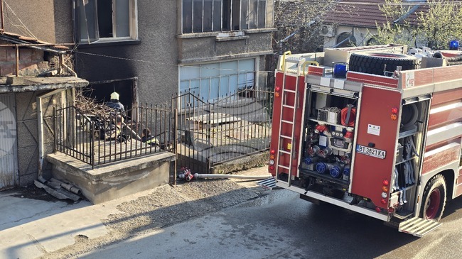 Мъж е загинал при пожар в дома си, при друг инцидент е ранена възрастна жена 