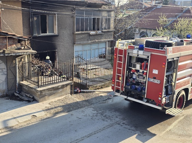 Мъж е загинал при пожар в дома си, при друг инцидент е ранена възрастна жена 