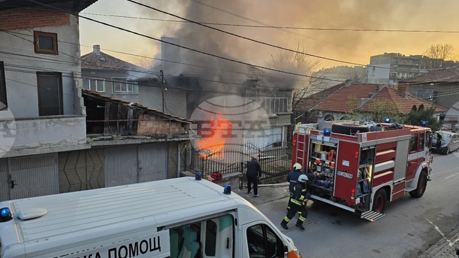 Пожар гори в къща в Свищов, изведена е самотноживееща жена