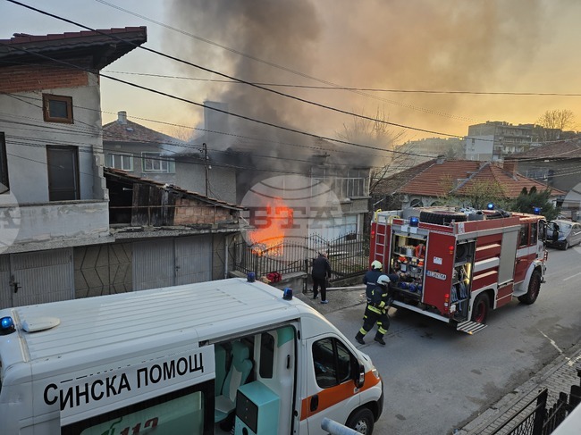 Пожар гори в къща в Свищов, изведена е самотноживееща жена