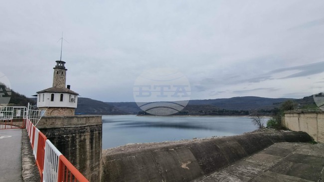 Язовир „Александър Стамболийски“ прелива със 130 куб. м в секунда, няма наводнени къщи, ниви и пътища