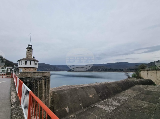 Язовир „Александър Стамболийски“ прелива със 130 куб. м в секунда, няма наводнени къщи, ниви и пътища