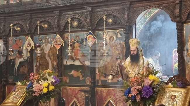 Сълзите на Христос са наша надежда, каза в своята проповед на Цветница Сливенският митрополит Арсений