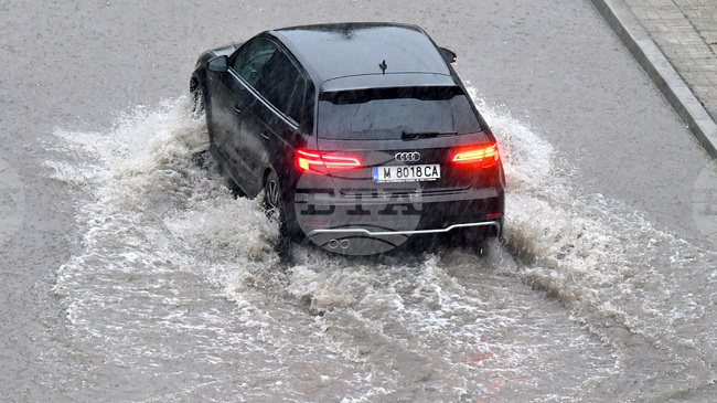 Между 30 и 61 литра на квадратен метър дъжд са паднали в Монтанско за три денонощия, в село Комощица е наводнен имот