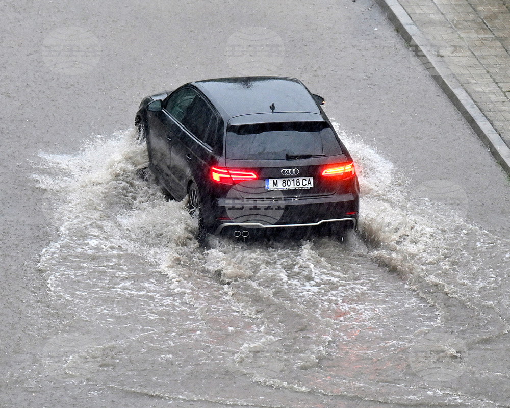 Между 30 и 61 литра на квадратен метър дъжд са паднали в Монтанско за три денонощия, в село Комощица е наводнен имот