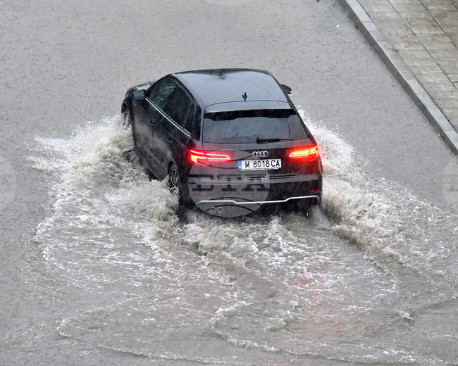 Между 30 и 61 литра на квадратен метър дъжд са паднали в Монтанско за три денонощия, в село Комощица е наводнен имот