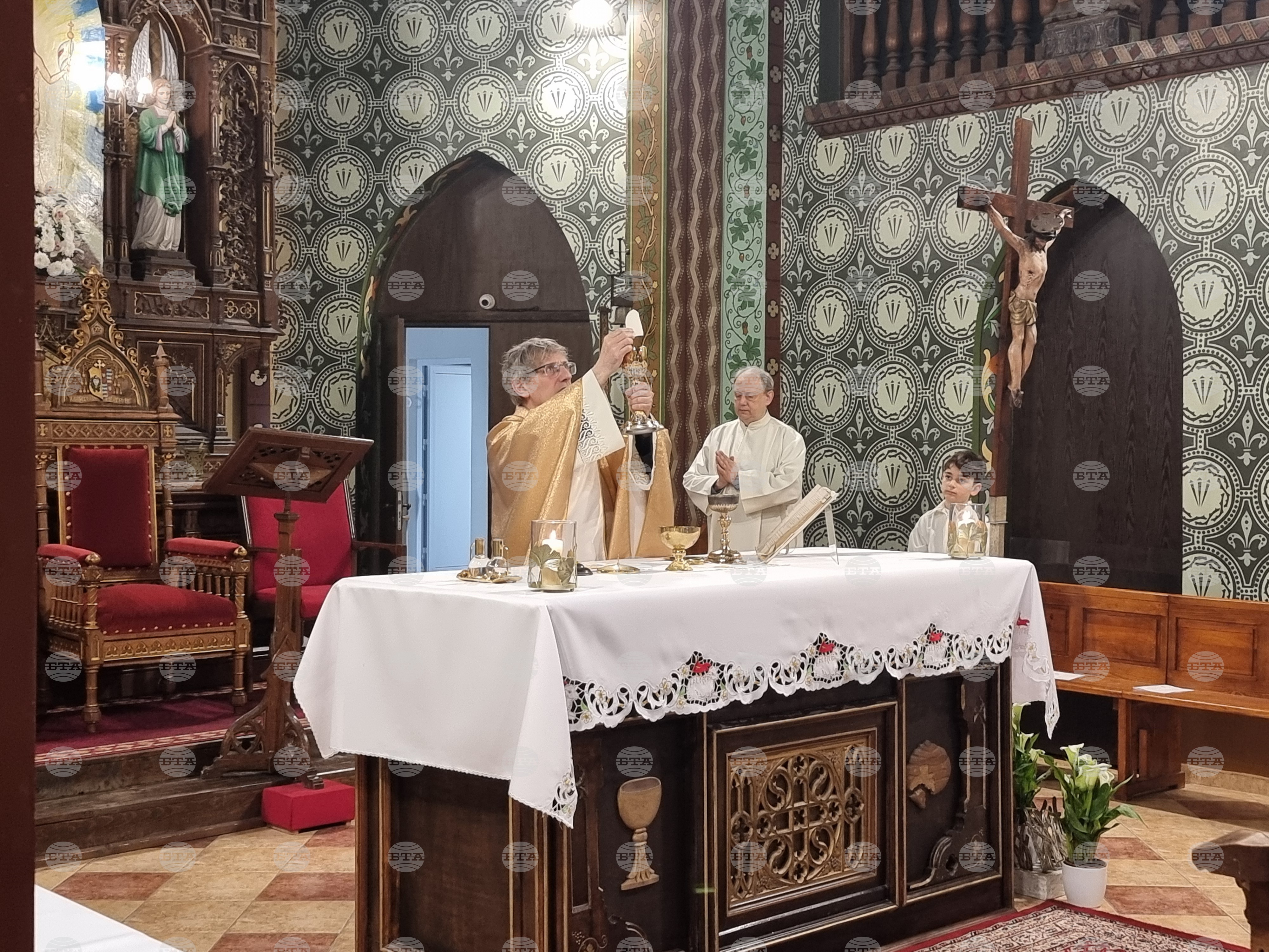 Нека има истински мир в света, пожела за католическия Великден отец Валтер Горра от Русе