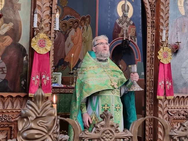 Отец Красимир призова миряните да размислят за греховете си в неделната си проповед в храма „Свети Три Светители“ в Шумен 