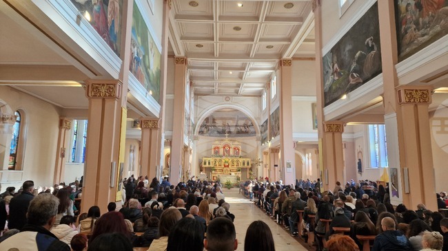 Енорийският храм "Пресвето сърце Исусово" в Раковски бе изпълнен с вярващи на тържествената Великденска литургия