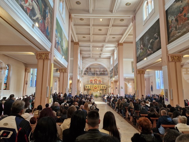 Енорийският храм "Пресвето сърце Исусово" в Раковски бе изпълнен с вярващи на тържествената Великденска литургия