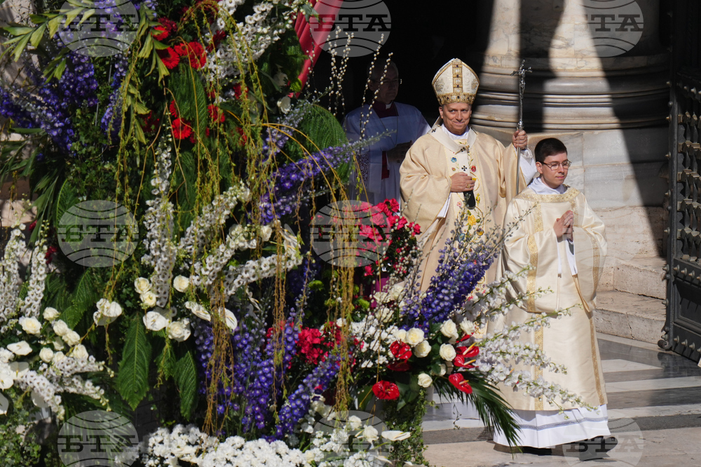 APTOPIX Vatican Pope Easter