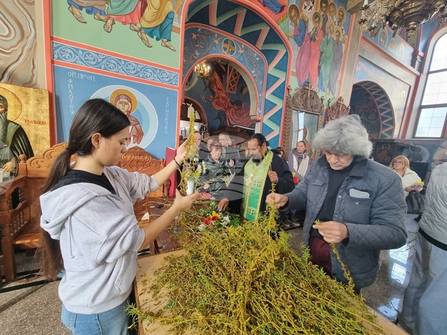 Шумен - Цветница - храма „Свети Три Светители“ - неделна служба