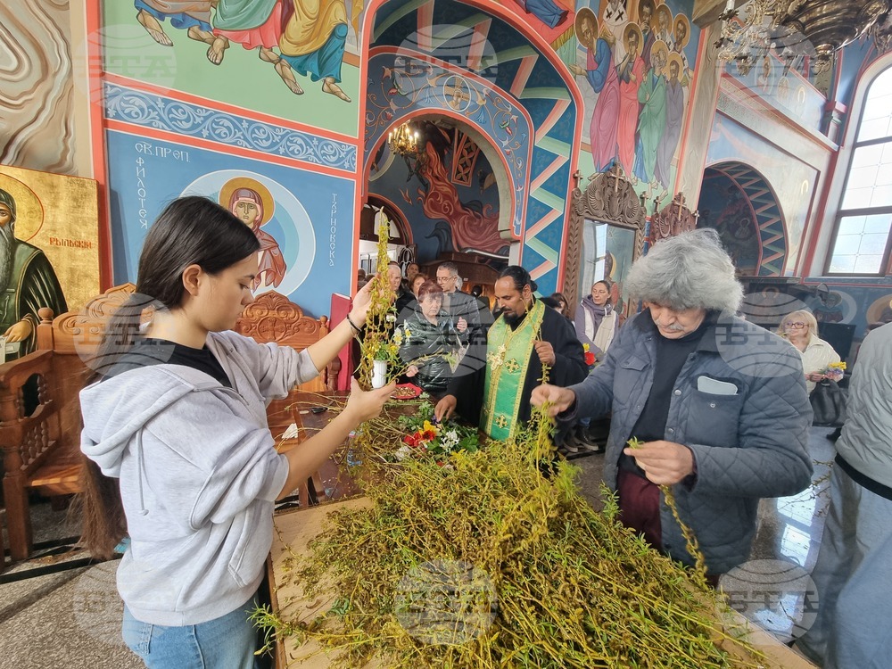 Шумен - Цветница - храма „Свети Три Светители“ - неделна служба