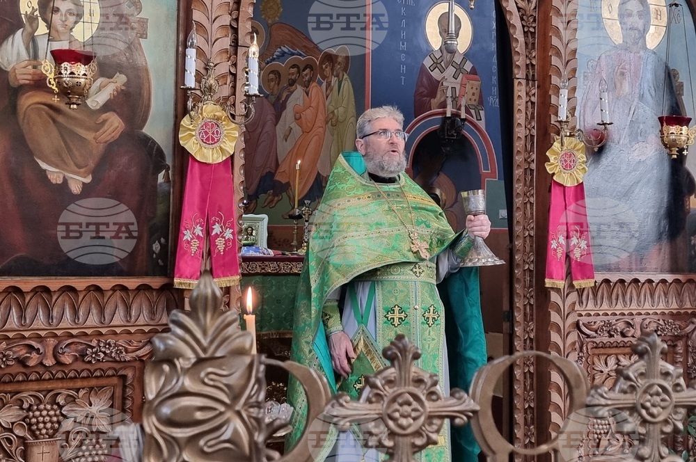 Шумен - Цветница - храма „Свети Три Светители“ - неделна служба