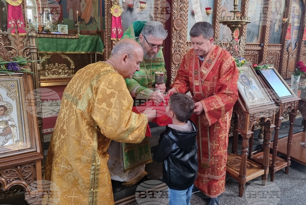 Шумен - Цветница - храма „Свети Три Светители“ - неделна служба