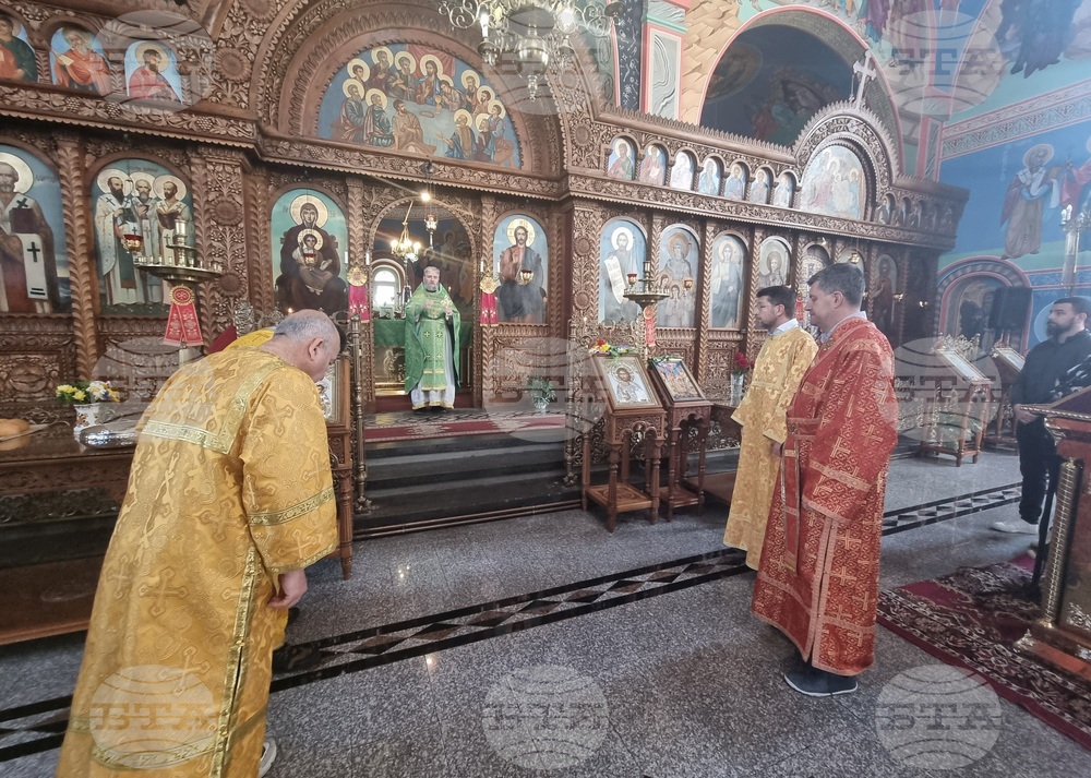 Шумен - Цветница - храма „Свети Три Светители“ - неделна служба