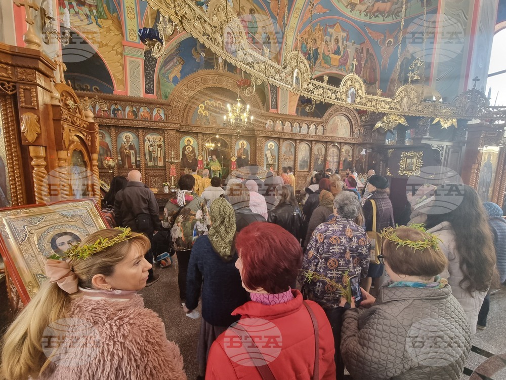 Шумен - Цветница - храма „Свети Три Светители“ - неделна служба