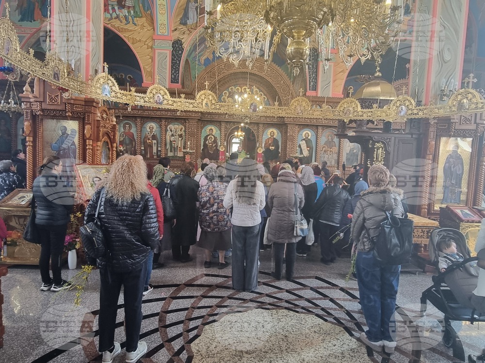 Шумен - Цветница - храма „Свети Три Светители“ - неделна служба