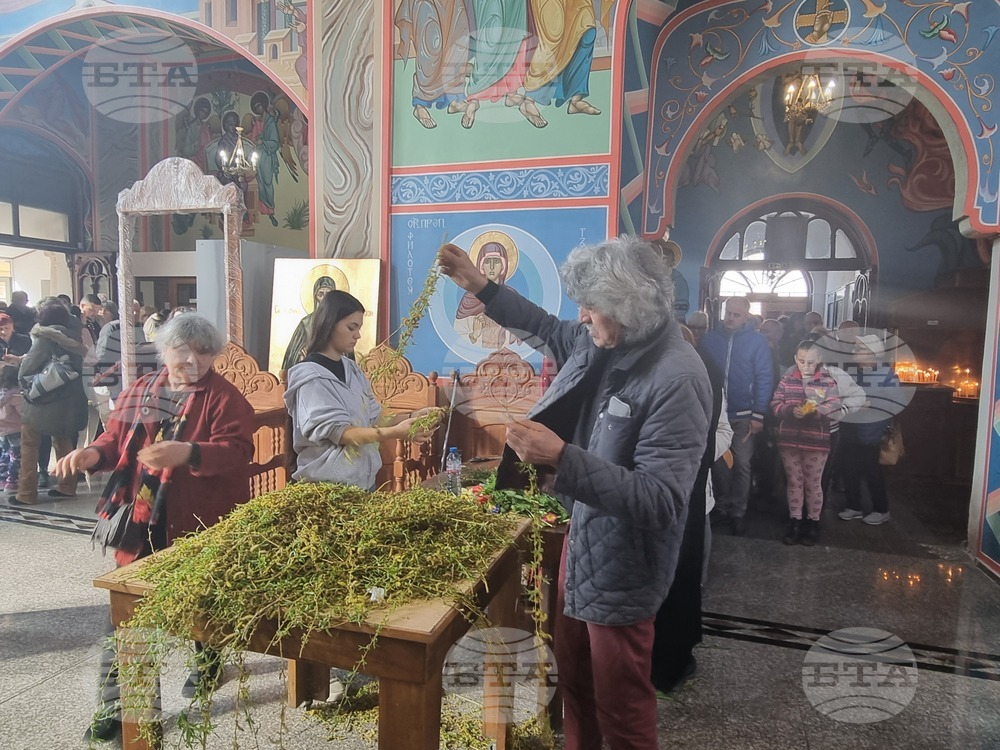 Шумен - Цветница - храма „Свети Три Светители“ - неделна служба