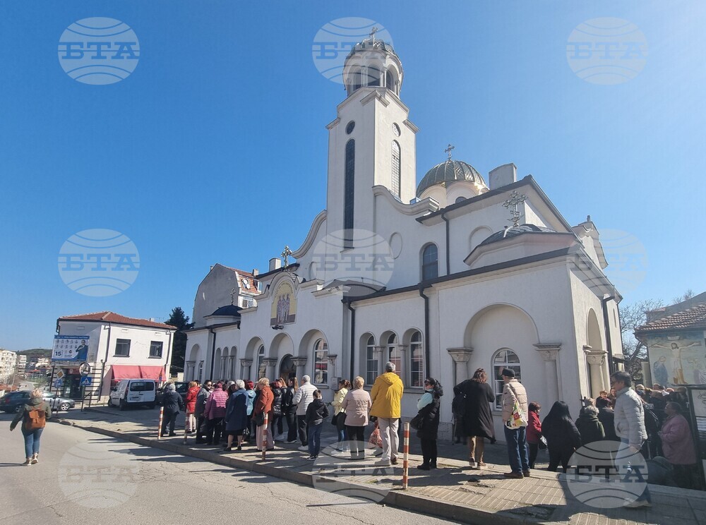 Шумен - Цветница - храма „Свети Три Светители“ - неделна служба