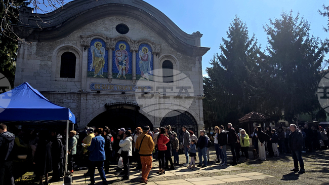 Опашки от вярващи се образуваха пред храмовете в Добричко за получаване на върбови клонки и молитва за здраве на празника Цветница