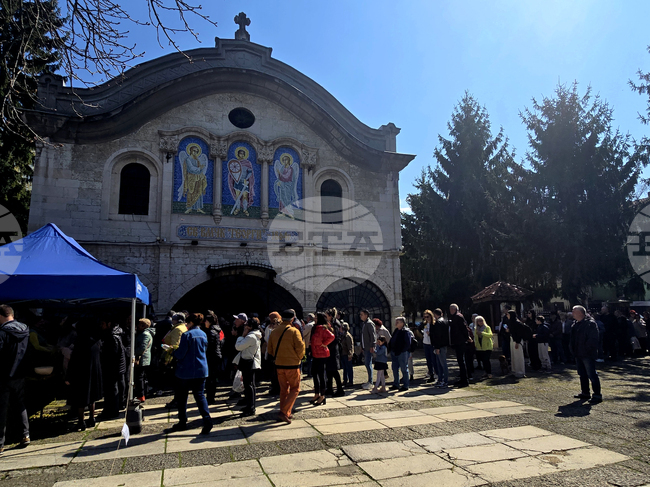 Опашки от вярващи се образуваха пред храмовете в Добричко за получаване на върбови клонки и молитва за здраве на празника Цветница