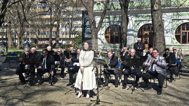 Концерт на Духовия оркестър и великденски кът създадоха празнична атмосфера в Добрич на Цветница