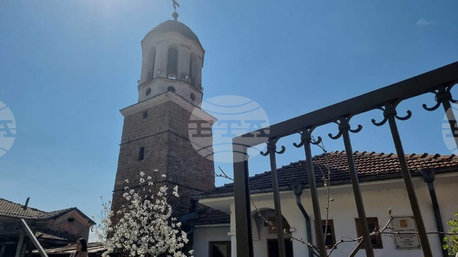 Знакът на днешния ден е Христовият кеносис, което означава себеунижение, каза отец Славчо Иванов от храма "Свети Николай" във Велико Търново