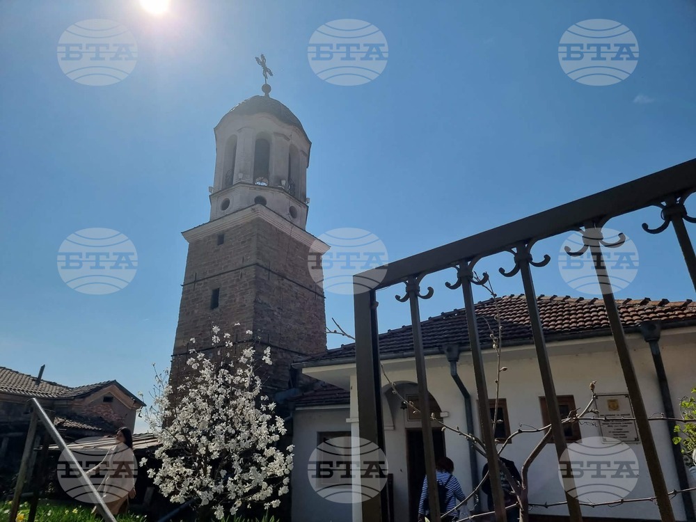 Знакът на днешния ден е Христовият кеносис, което означава себеунижение, каза отец Славчо Иванов от храма "Свети Николай" във Велико Търново