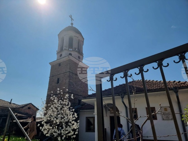 Знакът на днешния ден е Христовият кеносис, което означава себеунижение, каза отец Славчо Иванов от храма "Свети Николай" във Велико Търново