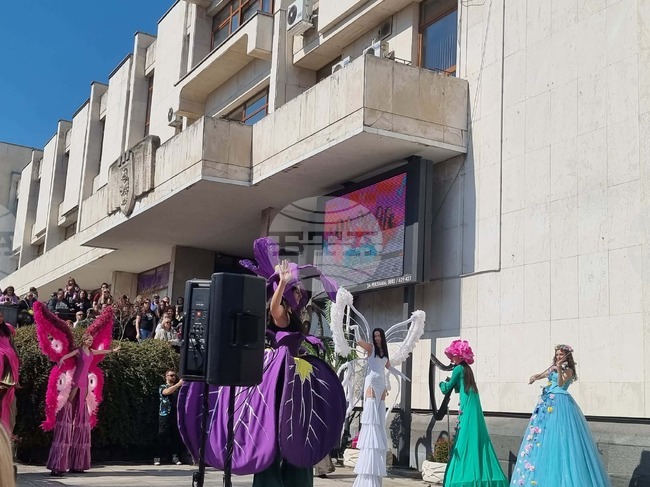 С парад на пролетта на кокили великотърновци посрещнаха Цветница