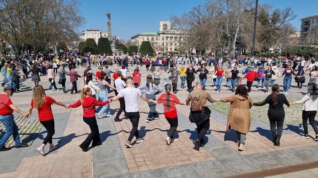 Десетки се хванаха на голямо хоро в центъра на Русе за Цветница