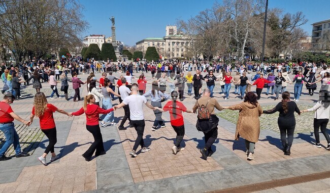 Десетки се хванаха на голямо хоро в центъра на Русе за Цветница