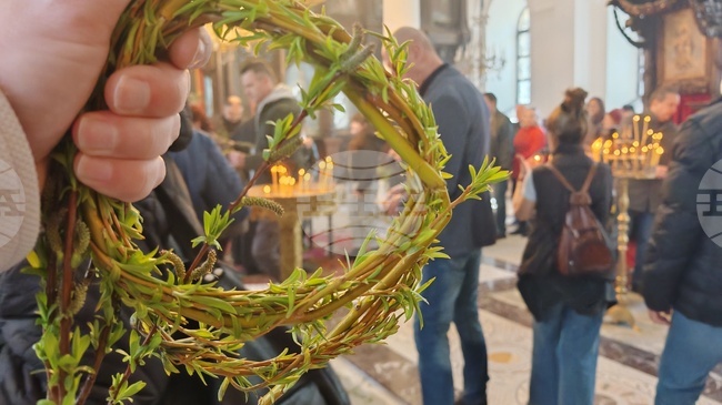 Православните християни в страната отпразнуваха днес Цветница, а католическата общност - Великден 