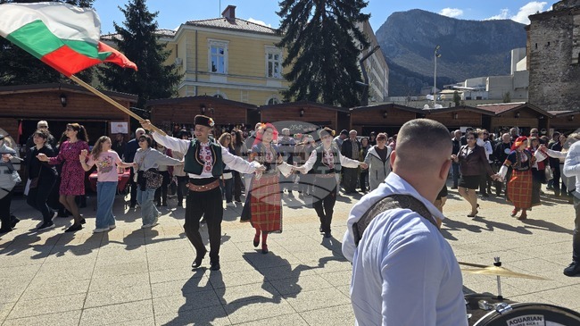 Във Враца отбелязаха Цветница с народни танци и духова музика