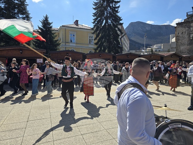 Във Враца отбелязаха Цветница с народни танци и духова музика