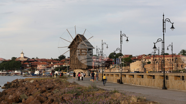 "The Wing Maker" Niki Collier Joins Renowned Artist Mara Lateva for Joint Exhibition in Nessebar