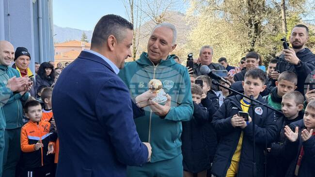 Христо Стоичков и кметът инж. Владимир Александров откриха Залата на спорта в Етрополе