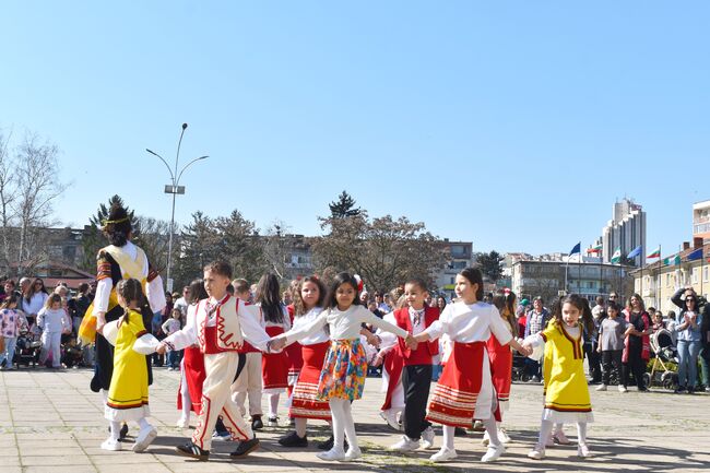 Община Разград: Малки и големи празнуваха Цветница на площад „Възраждане“ 